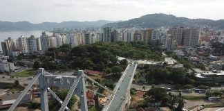 ponte hercílio luz vista de cima em foto aérea e centro de florianópolis