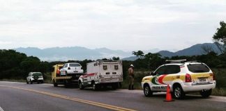 carro gol antigo sobre guincho no acostamento com outras viaturas do igp, iml e pm em volta