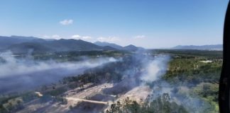 foto aérea de grande área de mata com muita fumaça e queimada