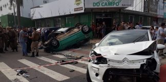 dois carros destruídos na esquina, o twingo capotado