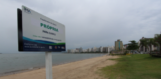 placa de condição própria para banho em praia da beira-mar