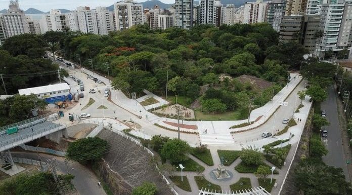 foto aérea da cabeceira insular da ponte, mostrando mirante e o parque da luz