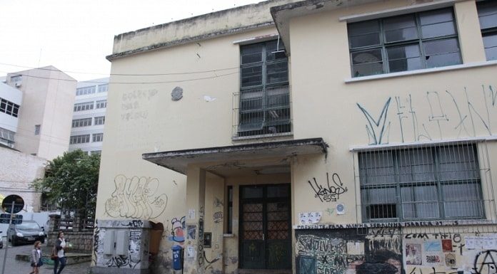 fachada do prédio depredada e pixada, que fica em uma esquina