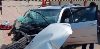 toyota fielder com a frente destruída e caminhão dos bombeiros ao lado