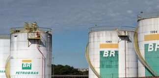 enormes tanques de armazenamento da petrobras