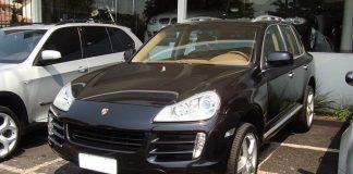 foto de um veículo porsche cayenne preto estacionado