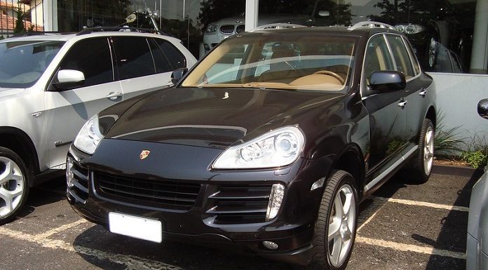 foto de um veículo porsche cayenne preto estacionado