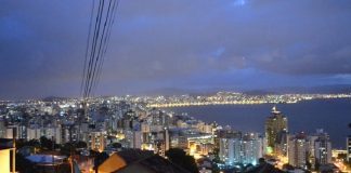 vista do centro de florianópolis a partir de um local alto, à noite