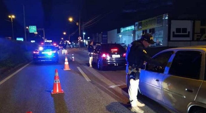 agente da prf fala com motorista parado em blitz na marginal