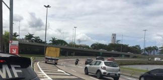 viatura da gmf ao lado da curva com as três faixas e carros passando