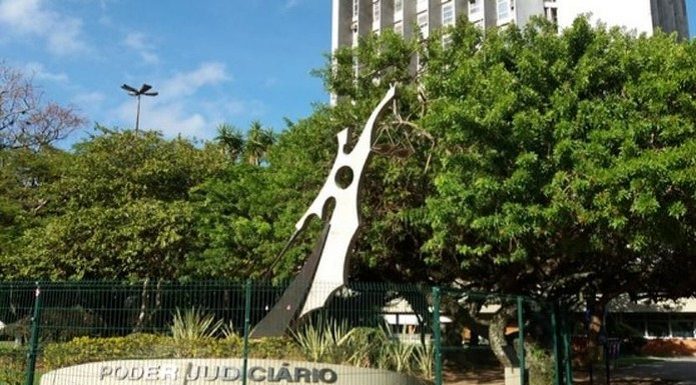 entrada do tjsc com escultura e inscrição poder judiciário tribunal de justiça de santa catarina