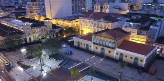 foto aérea do largo da alfândega, com prédios do centro em volta