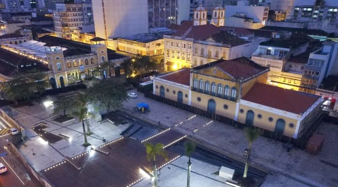 foto aérea do largo da alfândega, com prédios do centro em volta