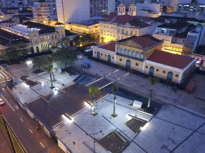 foto aérea do largo da alfândega, com prédios do centro em volta