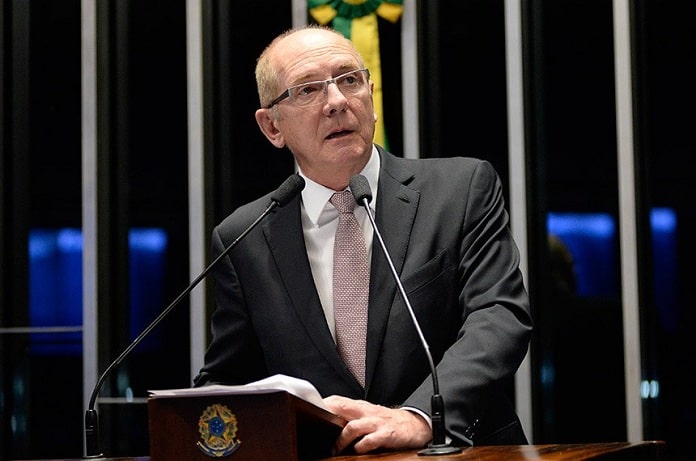 Paulo Roberto Bauer - Jefferson Rudy Ag Senado-min paulo bauer discursa na tribuna do senado com bandeira do brasil ao fundo