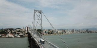 ponte vista de cima com ônibus municipal passando