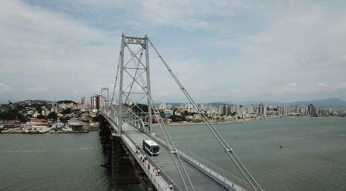 ponte vista de cima com ônibus municipal passando