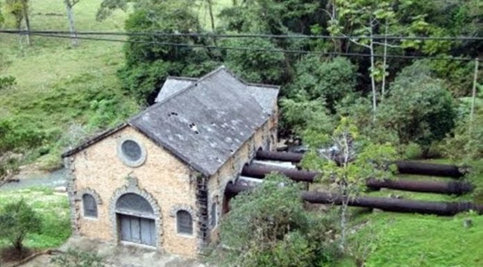 usina vista de cima, com canos indo à casa de força e riacho ao lado