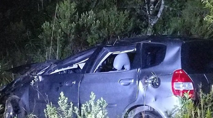 honda fit capotado e destruído no meio do mato