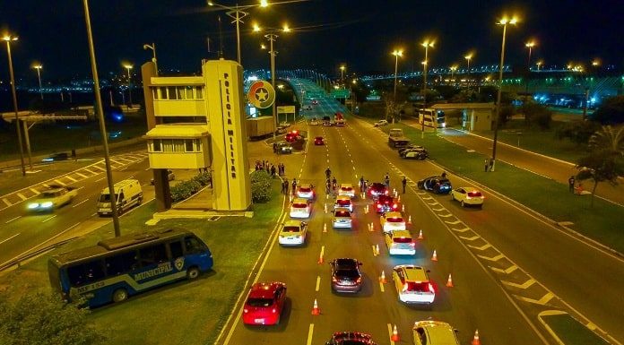 foto aérea da fila de carros em três faixas que levam para a ponte colombo salles