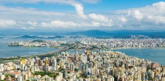 iptu 2021 Florianópolis: foto do alto do morro da cruz mostrando centro de florianópolis, continente e região metropolitana com céu com nuvens ao fundo