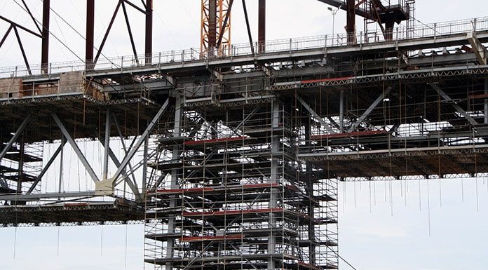 pilar da ponte hercílio luz em reforma com estruturas de andaimes em volta