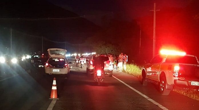 carros batidos sobre a pista com caminhonete da pmrv ao lado e cones em volta