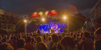 grande público em frente ao um palco com logo da fik em foto noturna