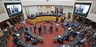 parlamento da alesc visto de cima com moisés falando na tribuna