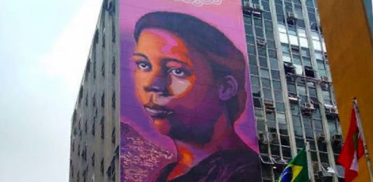 gigantesco mural de antonieta de barros em prédio no centro de florianópolis