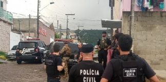 diversos policiais e viaturas em uma rua