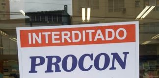 placa afixada no vidro escrita interditado procon com data