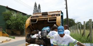 garis da comcap pegando lixo em contentores atrás de um caminhão