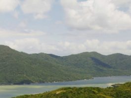 foto da área norte da lagoa da conceição com morros de florestas preservadas ao redor