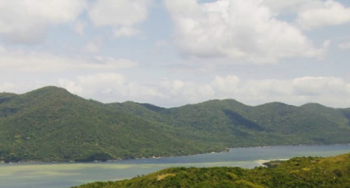 foto da área norte da lagoa da conceição com morros de florestas preservadas ao redor