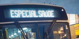 ônibus à noite com linha escrito especial saúde