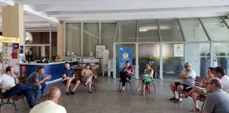 pessoas reunidas sentadas em grande roda no hall da reitoria da ufsc