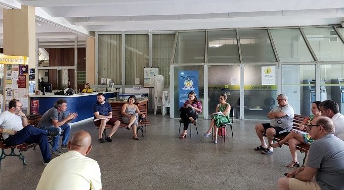 pessoas reunidas sentadas em grande roda no hall da reitoria da ufsc