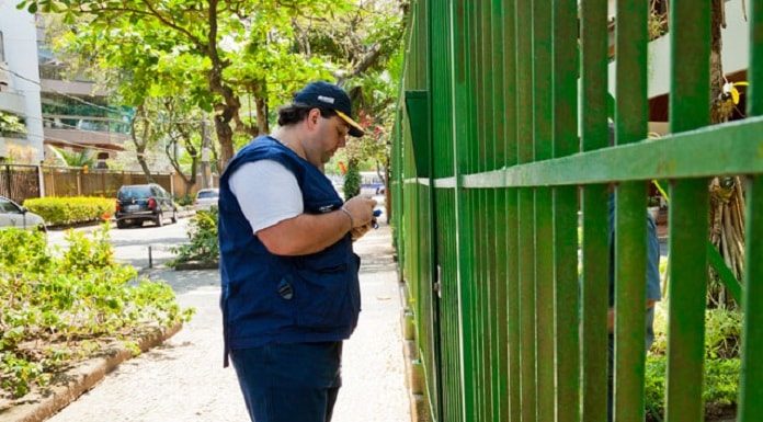 agente do censo em frente a porta de residência