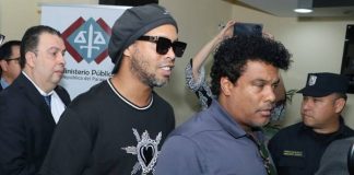 Ronaldinho Gaúcho e o irmão Assis deixando a prisão no paraguai