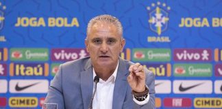 Técnico da seleção brasileira sentado dando entrevista