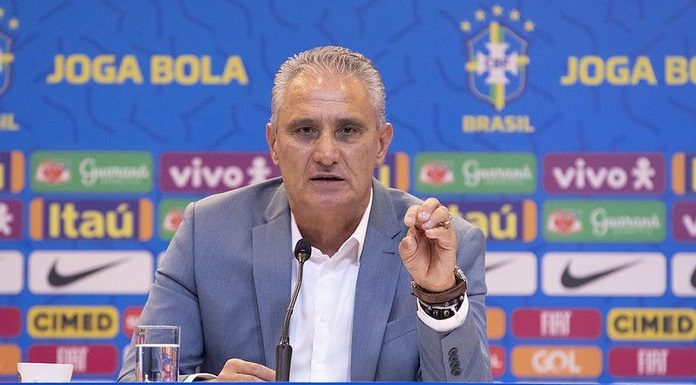 Técnico da seleção brasileira sentado dando entrevista