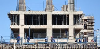 operários em um prédio em construção