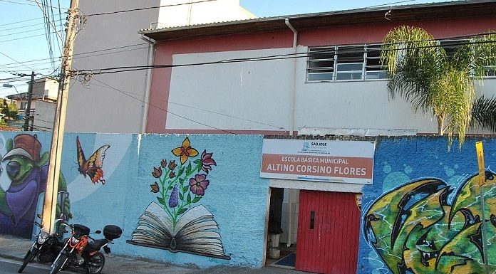 entrada da escola altino flores; duas motos estacionadas na rua; faixa de pedestre