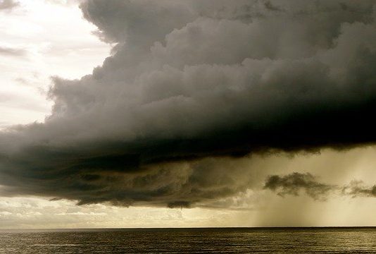 clima para amanhã | previsão do tempo | nuvem de chuva sobre o oceano