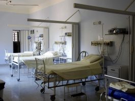 três camas hospitalares em instalação de uti