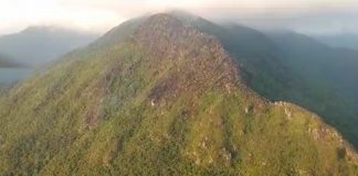 morro do cambirela visto de cima, em foto aérea, com nuvens ao fundo