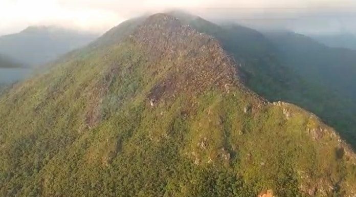 morro do cambirela visto de cima, em foto aérea, com nuvens ao fundo