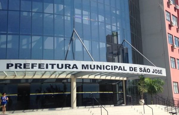 entrada da sede da prefeitura com nome na fachada