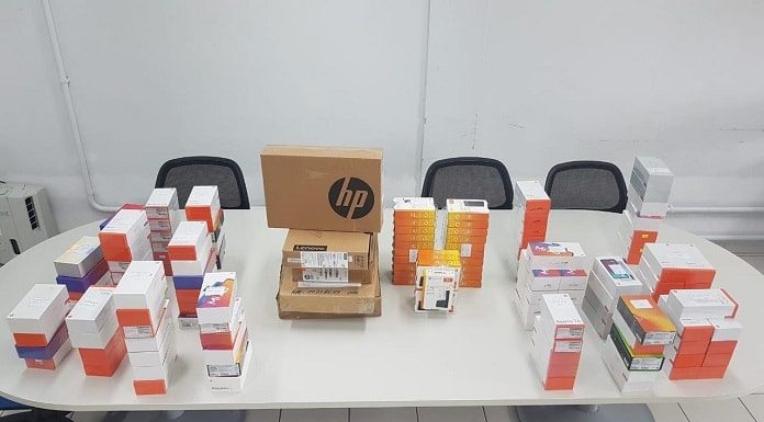 caixas de eletrônicos organizadas em pé sobre mesa